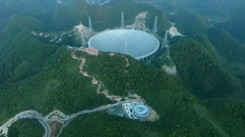 Čína otevírá největší radioteleskop i zahraničním výzkumníkům. Dostanou 10 procent času
